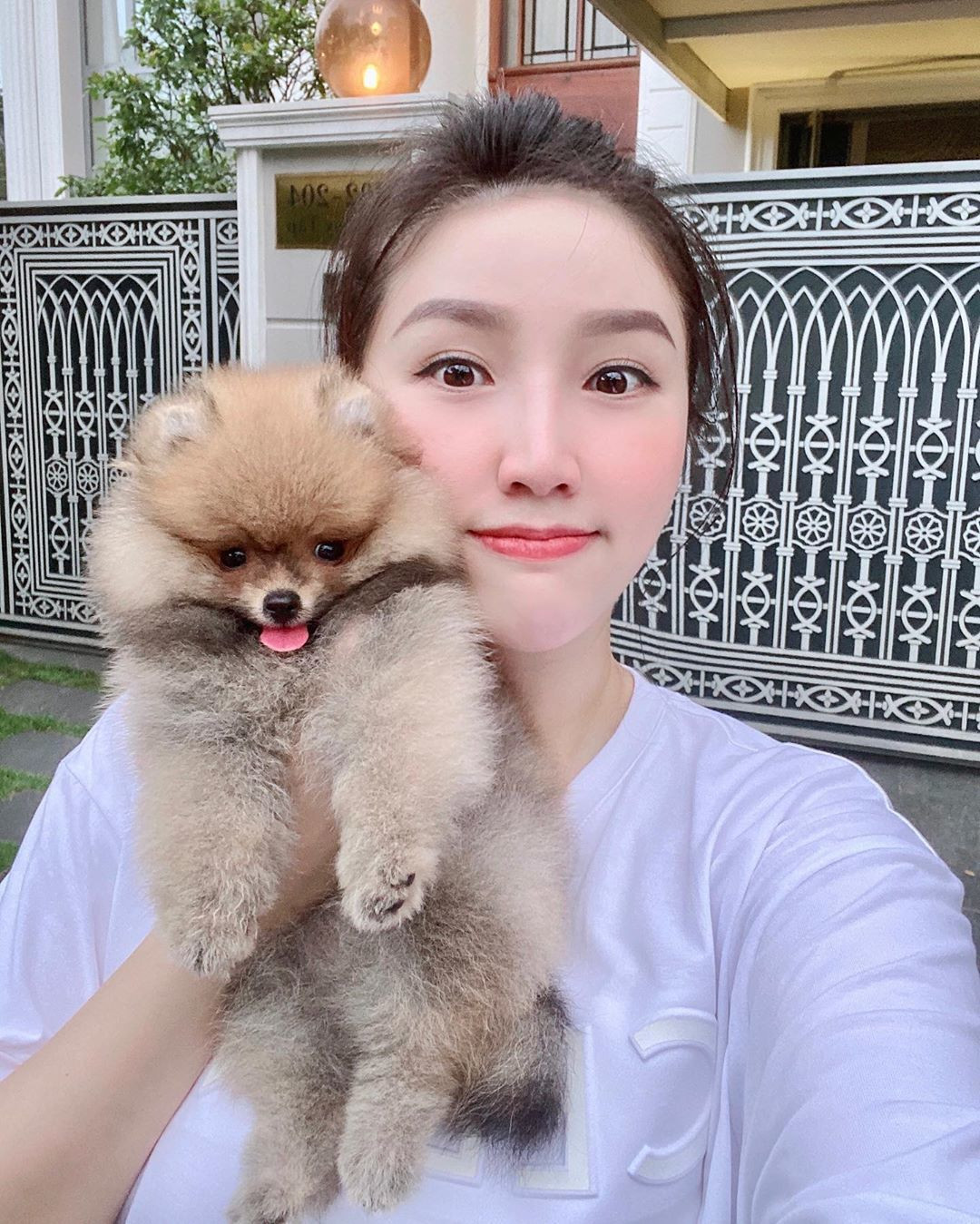 Bảo Thy chụp ảnh selfie cùng chú cún đáng yêu. Cô được nhận xét ngày càng nhuận sắc sau khi kết hôn.