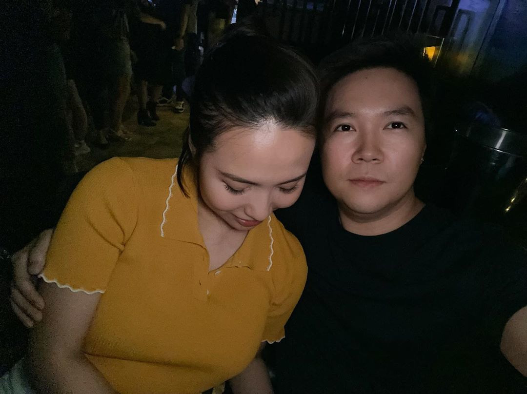 Lê Hiếu đăng ảnh tình cảm với vợ trẻ.