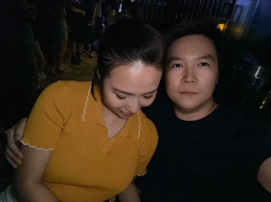 Lê Hiếu đăng ảnh tình cảm với vợ trẻ.