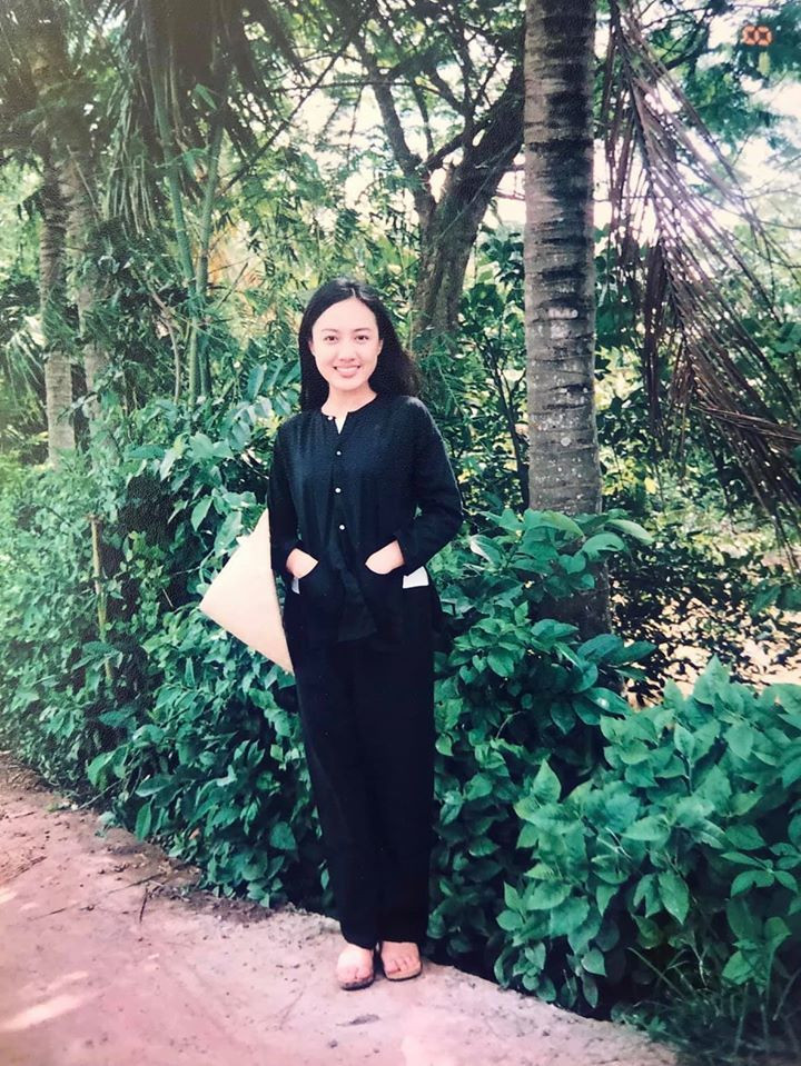 "Mình đóng vai một cô thôn nữ, phải chạy, phải đạp phải mìn và phải ngất xỉu. Bạn diễn sẽ bế lên và... chạy tiếp. Tóm lại cảm giác toàn chạy và chạy, ngã lên ngã xuống, đất cát sình lầy dính từ đầu đến chân'' - nữ BTV nhớ lại.