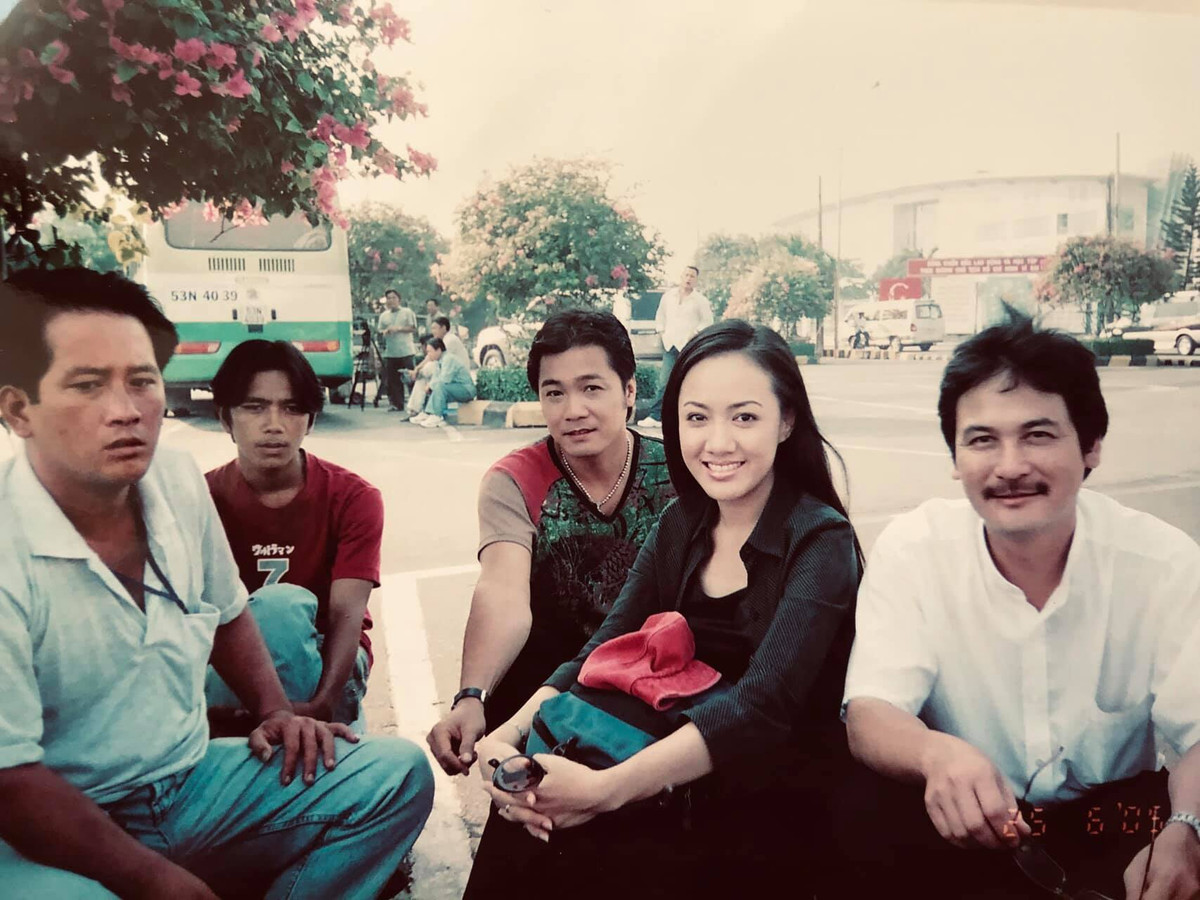  BTV Hoài Anh chia sẻ ảnh cũ khi đi quay phim chung với nghệ sĩ Lý Hùng và Thương Tín. "Chân mày lá liễu, tóc ép thẳng cơ mà. Những ngày cũng lặn lội đóng phim. Bên cạnh mình là anh Lý Hùng, còn tấm cuối cùng ở xa xa đang cầm loa là nghệ sĩ Thương Tín" cô viết.