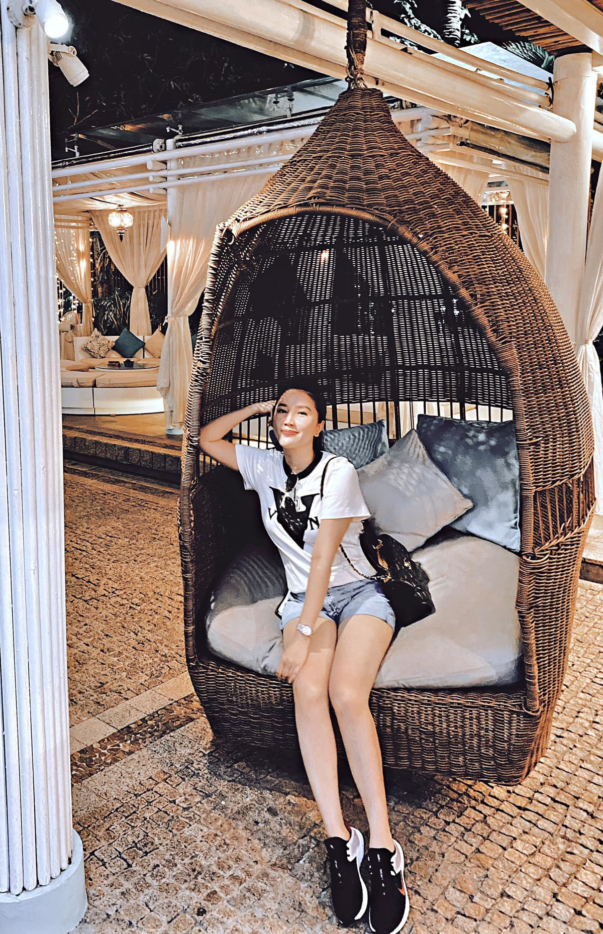 Bảo Thy tận hưởng chuyến nghĩ dưỡng tại Nha Trang.