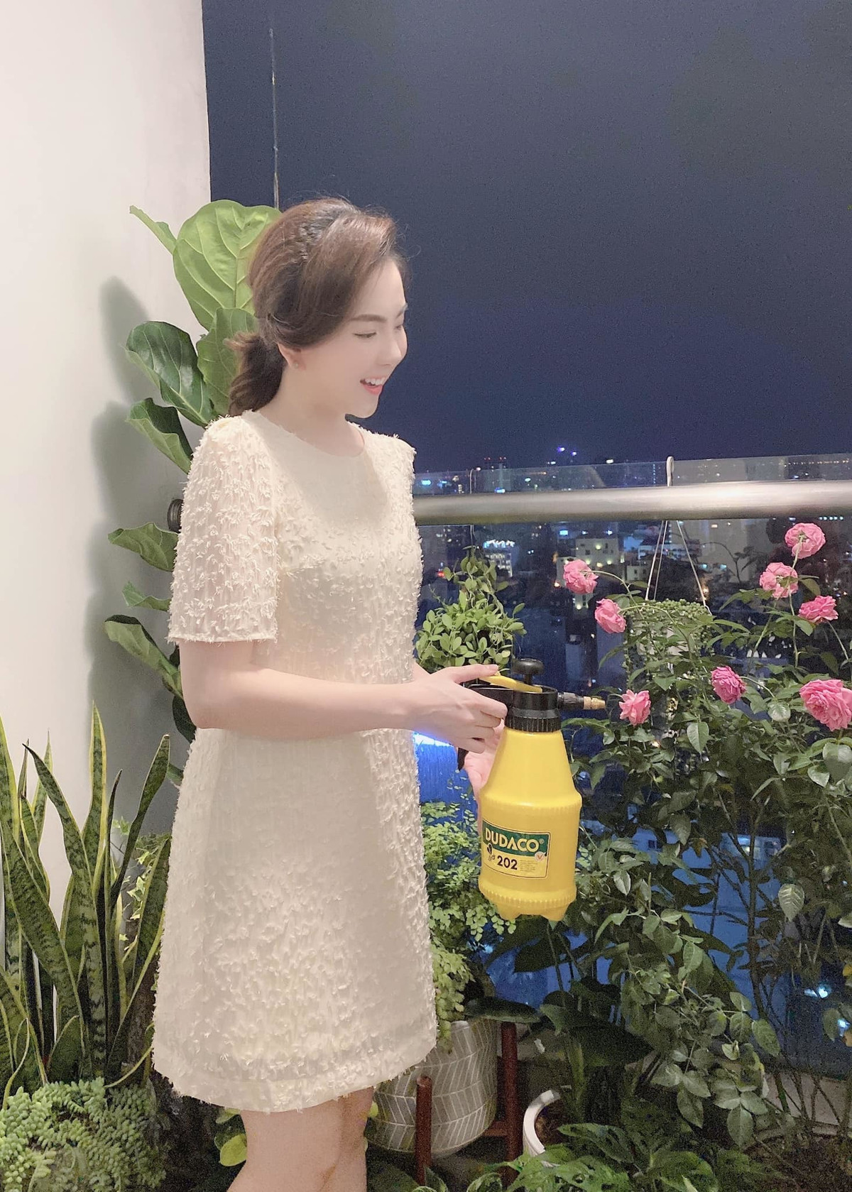 BTV Mai Ngọc giản dị nhưng vẫn vô cùng xinh đẹp khi đang chăm sóc vườn hoa. "Trước sân bao lần ra hoa - Bao lần trăng treo đầu ngõ", người đẹp viết.