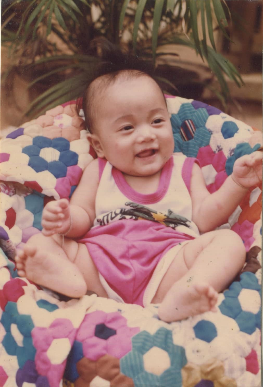 Trúc Nhân chia sẻ lại hình ảnh hồi nhỏ vô cùng đáng yêu kèm lời nhắn: "Mừng ngày của mẹ. Cám ơn mẹ đã sinh ra con".