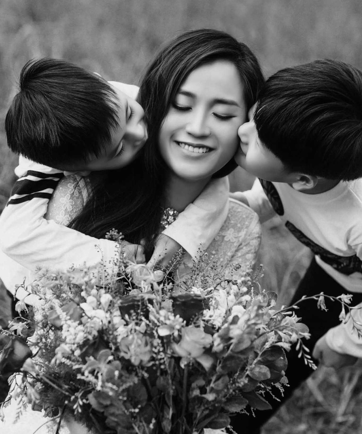 Nhân ngày của mẹ, Lâm Vỹ Dạ đăng bức ảnh kỷ niệm cùng 2 cậu con trai.