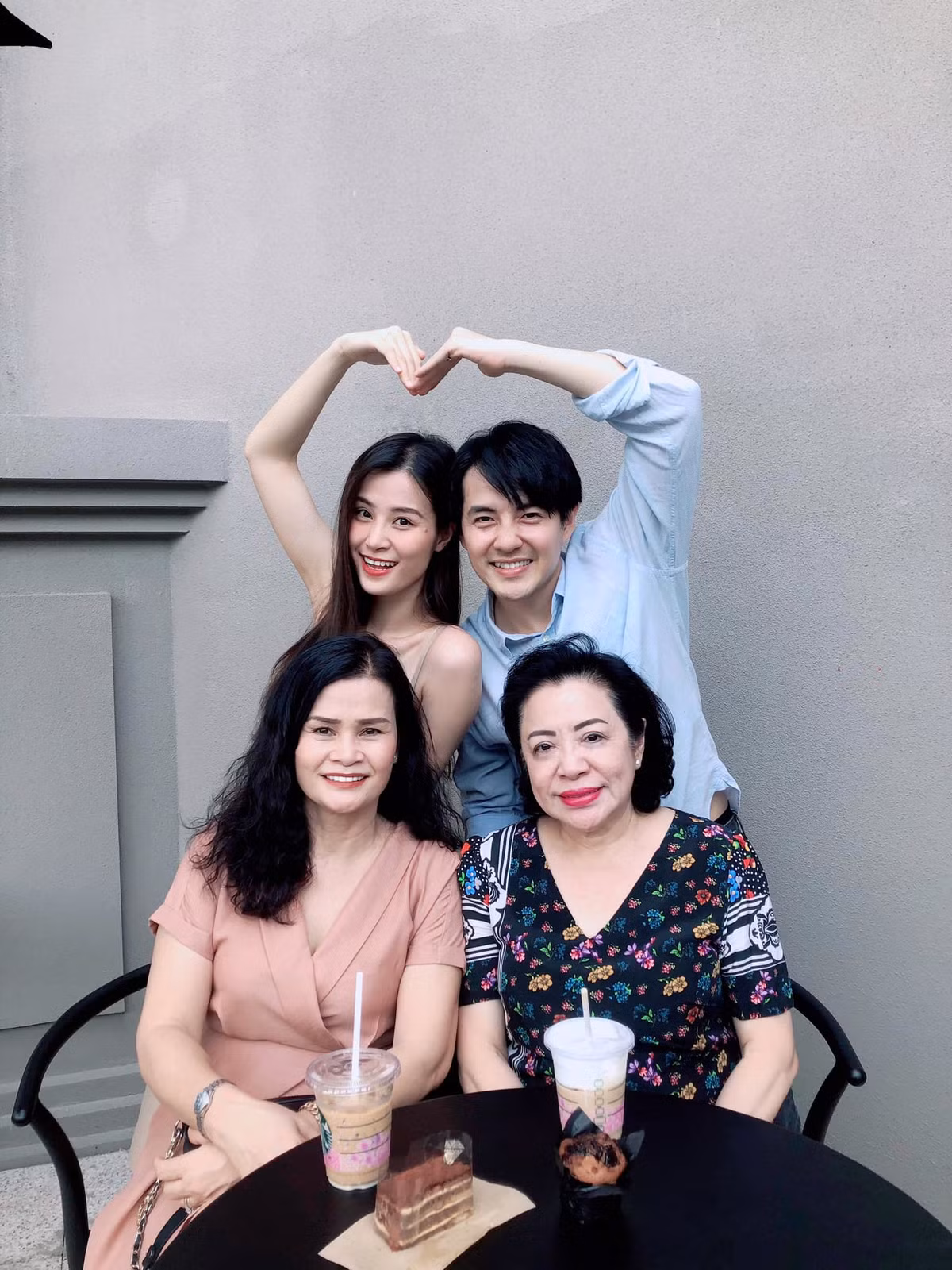 Đông Nhi đăng ảnh cùng mẹ ruột và mẹ chồng. Nữ ca sĩ viết: "Buổi trà chiều của hai bà sui nhân ngày của mẹ. Chúng con yêu mẹ và má".