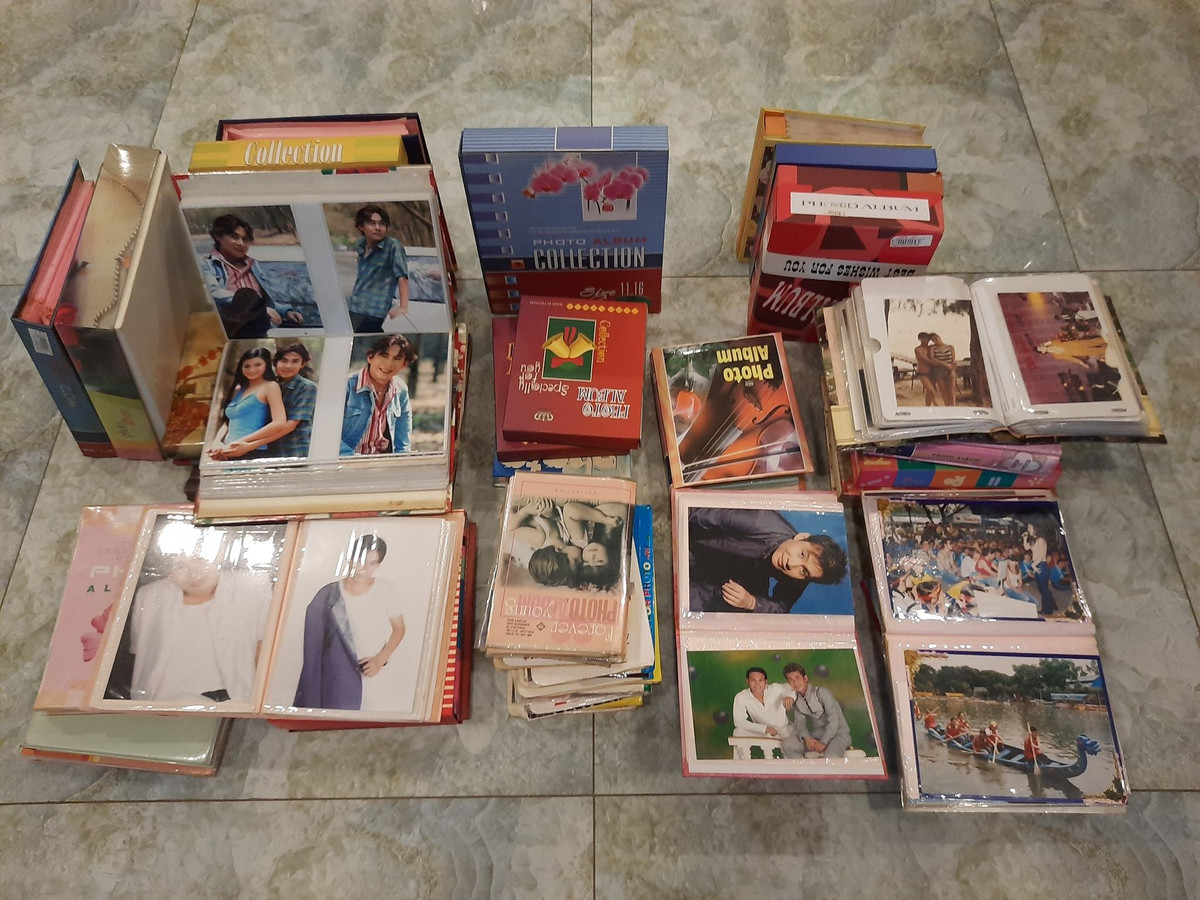 Ca sĩ Đoan Trường gây thích thú khi khoe loạt ảnh kỷ niệm từ 30 năm trước. Anh viết: "Trưa nay vẫn nóng như đổ lửa nên thằng nhỏ ở nhà lo 'khai quật' thư viện showbiz gồm 50 album khoảng 3.000 hình từ 30 năm trước. Ôi ngày xưa ơi!".