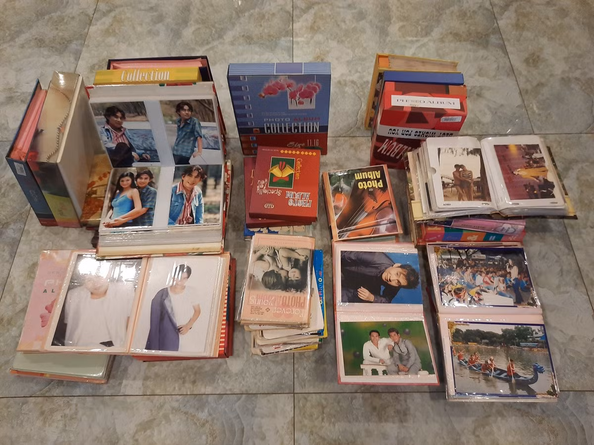 Ca sĩ Đoan Trường gây thích thú khi khoe loạt ảnh kỷ niệm từ 30 năm trước. Anh viết: "Trưa nay vẫn nóng như đổ lửa nên thằng nhỏ ở nhà lo 'khai quật' thư viện showbiz gồm 50 album khoảng 3.000 hình từ 30 năm trước. Ôi ngày xưa ơi!".