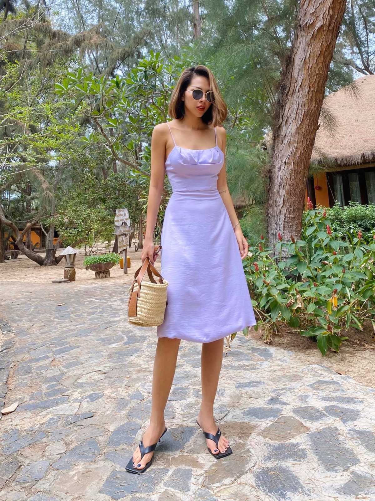 "Cuối tuần lên đầm mát mẻ chút không? Nóng quá ai chịu nổi", Minh Triệu đăng ảnh.