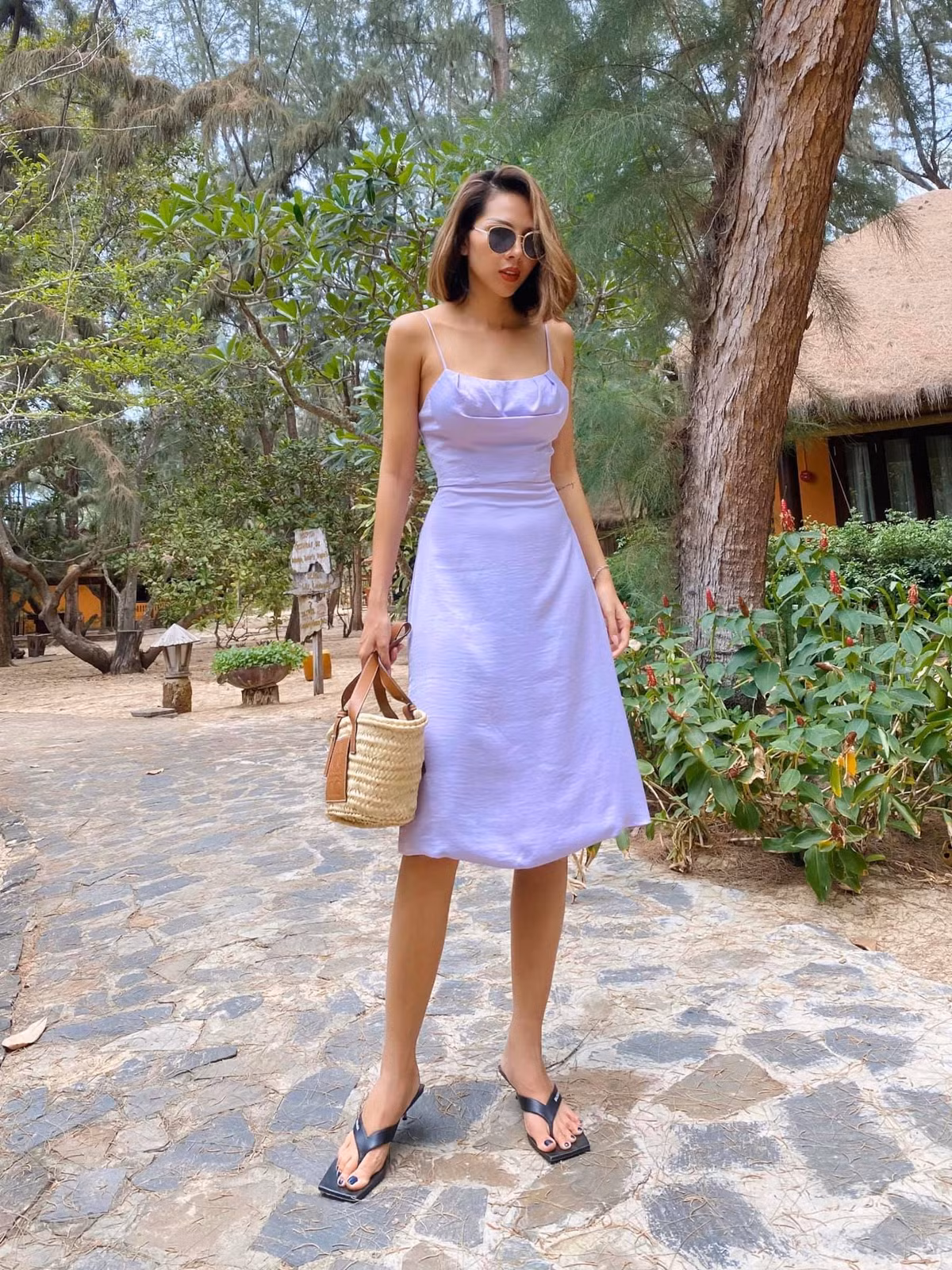 "Cuối tuần lên đầm mát mẻ chút không? Nóng quá ai chịu nổi", Minh Triệu đăng ảnh.