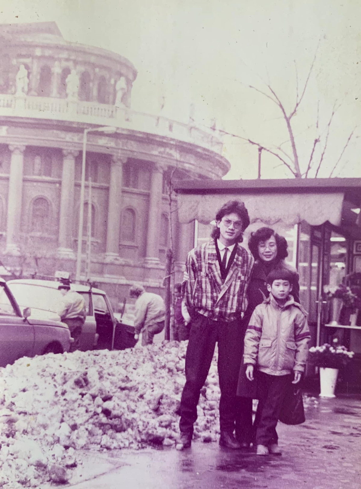 "Happy birthday bố, chúc bố luôn nhiều sức khoẻ, hạnh phúc và luôn xì tin như bức ảnh ngày bố còn trẻ như này nhé. Cả nhà ơi vào xem em dìm hàng bố em này, giống tài tử điện tử ghê", á hậu dí dỏm.