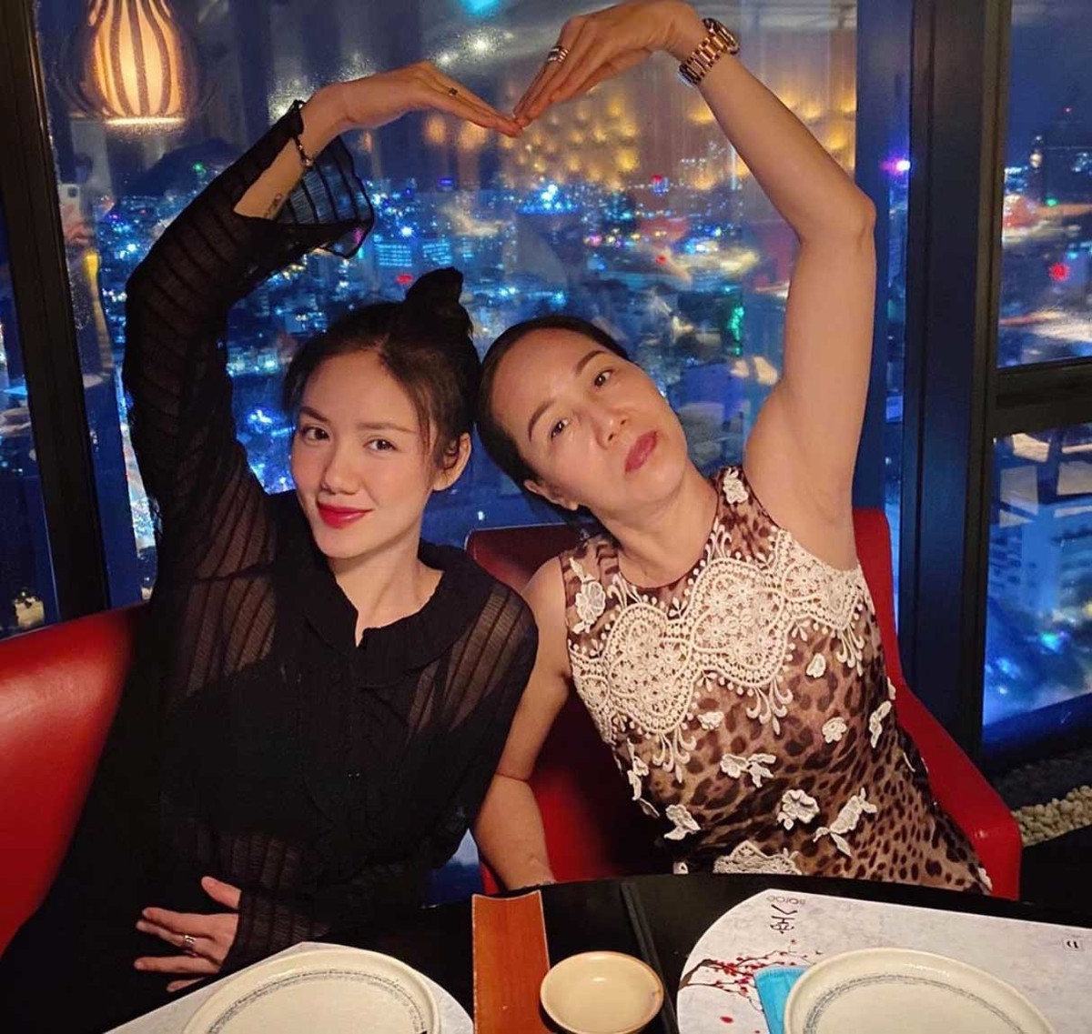 Ca sĩ Phương Ly cũng dành thời gian ăn tối bên mẹ nhân ngày đặc biệt.