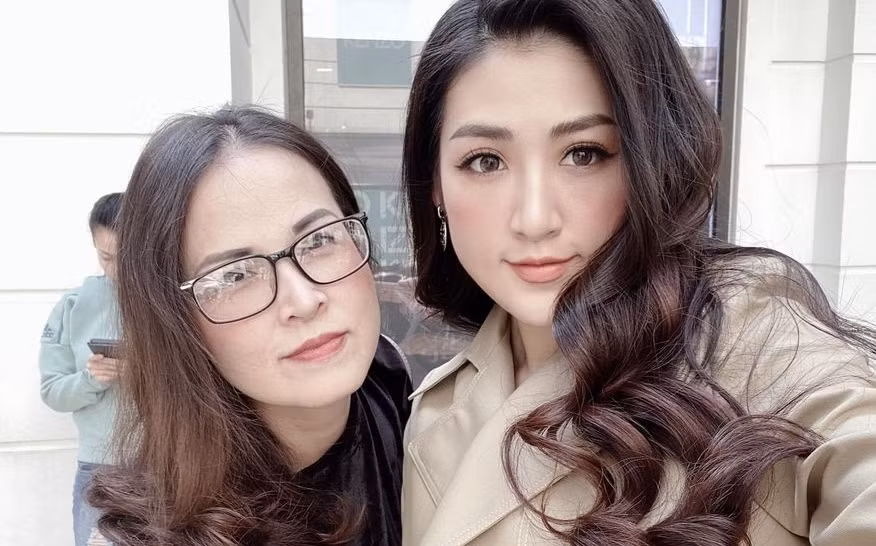 Me A hau Tu Anh lien tuc bi doi no, su that bat ngo-Hinh-2