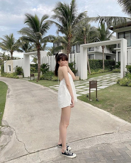 Kín tiếng về đời tư, suốt 7 năm qua Sơn Tùng - Thiều Bảo Trâm chưa một lần lên tiếng xác nhận hay phủ nhận chuyện hẹn hò dù liên tục bị tung bằng chứng. Mới đây, 2 ngôi sao tiếp tục trở thành tâm điểm chú ý khi các "thánh soi" phát hiện check-in cùng một địa điểm. Theo đó, trên Instagram, Thiều Bảo Trâm đăng ảnh "sống ảo" tại một khu villa sang chảnh. Người đẹp liên tục tạo dáng để cho ra đời những tấm hình "chất như nước cất".