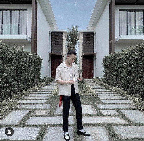 Tuy nhiên, fans nhanh chóng phát hiện không gian trong bức ảnh của mỹ nhân họ Thiều có nhiều điểm trùng hợp với hình ảnh Sơn Tùng M-TP đăng tải nhiều tháng trước. Từ cây cối, không gian cho tới phần gạch lát dưới chân... đều có sự tương đồng. Vẫn với "chiêu thức" cũ là chọn góc chụp khác nhau và đăng tải khác thời điểm để phân tán sự chú ý, nhưng chỉ cần nhìn qua, dân mạng khẳng định cả hai cùng nhau đi du hí.