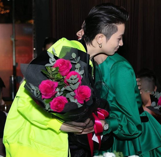 Hoàng Thùy Linh ôm Gil Lê trong tiệc tất niên hôm 21/1. Bữa tiệc này có sự xuất hiện của cha mẹ Gil Lê, nghệ sĩ và bạn bè thân thiết.