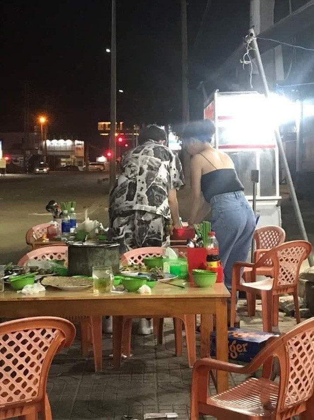 Trong một số bức ảnh do người thân đăng tải, cặp đôi thường xuyên xuất hiện cạnh nhau. MC Giọng hát Việt nhí thậm chí còn hỗ trợ "người tình tin đồn" trong việc lấy đồ ăn.