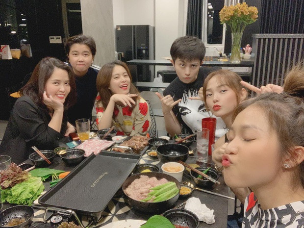 Cặp đôi thường xuyên tụ tập cùng bạn bè thân tại nhà riêng của Hoàng Thùy Linh. Trong mỗi góc chụp, Gil Lê đều đứng gần giọng ca Tứ phủ và tạo dáng vui vẻ. Thời gian qua, bộ đôi xuất hiện cạnh nhau trong nhiều chuyến du lịch, ăn uống, mua sắm.