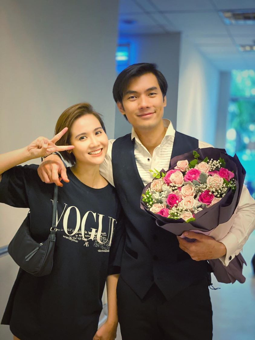 Nhan Phúc Vinh cũng đăng ảnh chụp với Huyền Lizzie kèm chia sẻ tếu táo: "Mọi người cũng đừng tranh luận cuộc đời Kiều Minh Tổng sẽ đi đâu về đâu nữa. Kết phim Kiều Minh Tổng không về với Tuệ Lâm đâu, cũng chẳng đến được với Linh mà sẽ về tay Phương ... man-lỳ”.