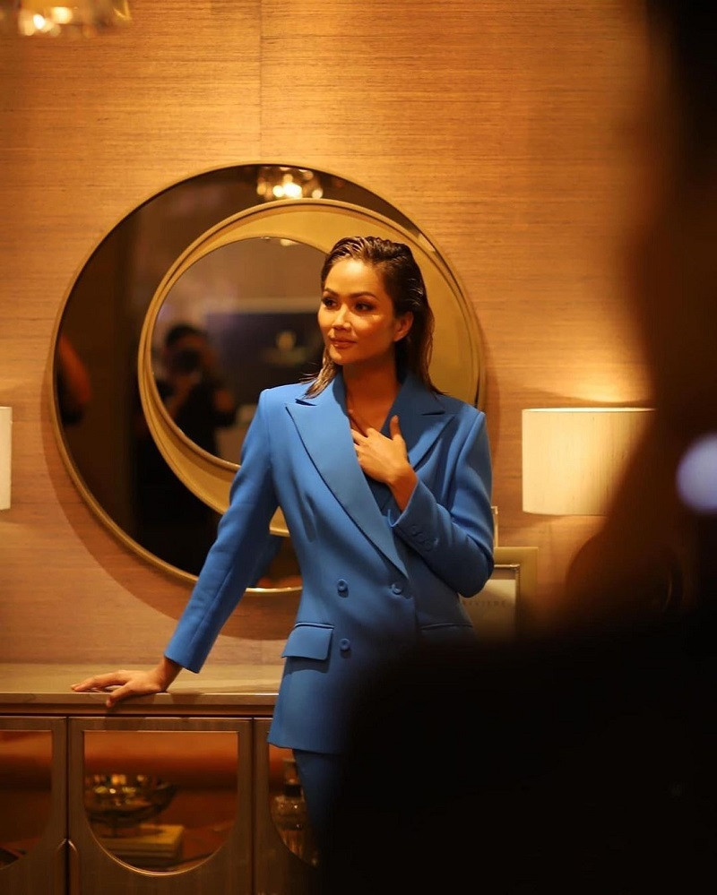 Hoa hậu H'Hen Niê khoe "một chút cá tính" với cây vest xanh.