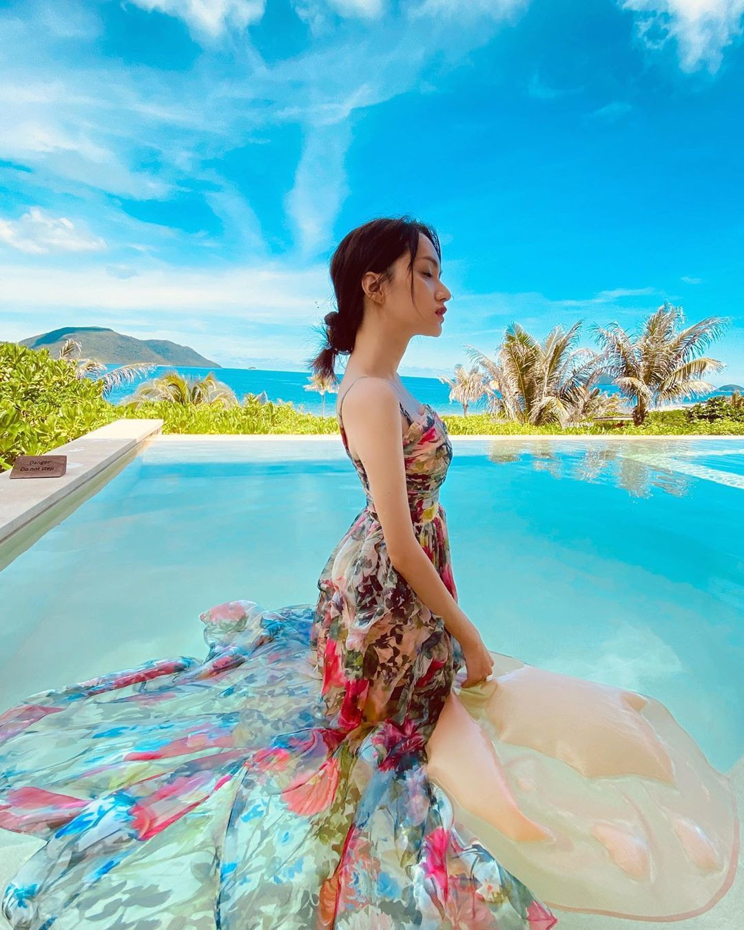 Trong khi đó, hoa hậu Hương Giang biến nơi nghỉ dưỡng thành studio chụp thời trang.