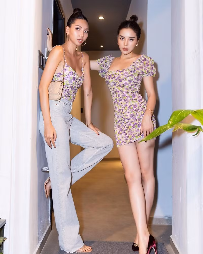 "Một buổi tối tuyệt vời và vui hết mức với những người bạn quen thuộc đáng yêu của tôi", hoa hậu Kỳ Duyên chú thích ảnh diện đồ cùng họa tiết với siêu mẫu Minh Triệu.