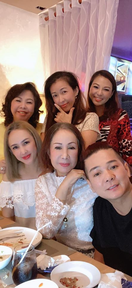 Vũ Hà rủ hội chị em họ nhà vợ - cựu ca sĩ Huyền Vân đi ăn hải sản.