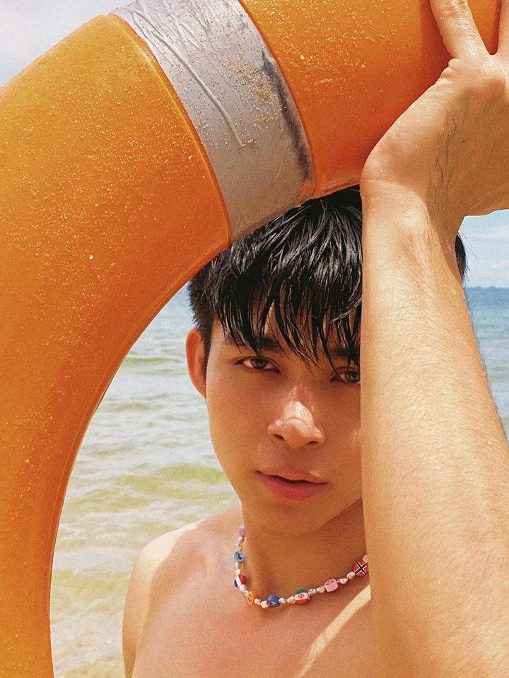 Tháng cuối hè, sao Việt nô nức khoe hình đi biển. Jun Phạm tạo dáng hấp dẫn trước biển Phú Quốc.