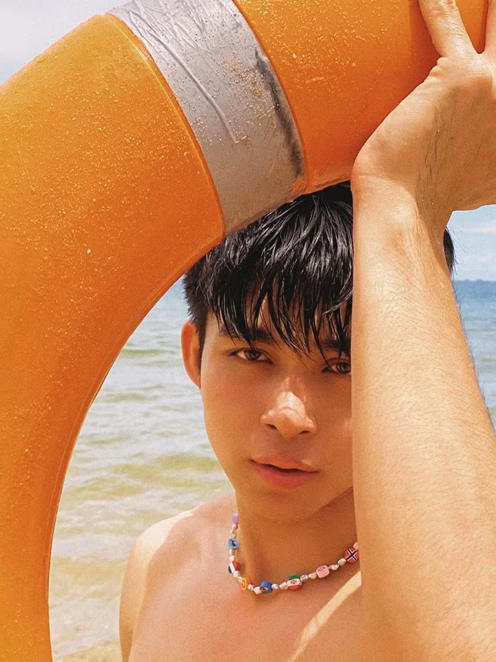 Tháng cuối hè, sao Việt nô nức khoe hình đi biển. Jun Phạm tạo dáng hấp dẫn trước biển Phú Quốc.