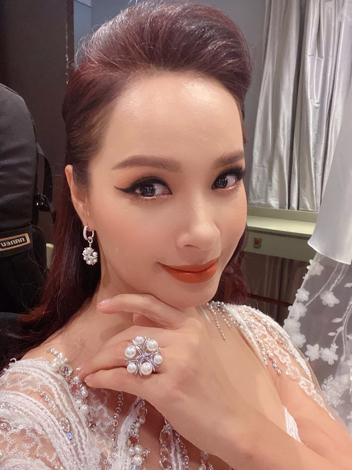 Cựu mẫu Thúy Hạnh hóm hỉnh xưng "bé", ví mình như công chúa, cùng trang sức ngọc trai lấp lánh.