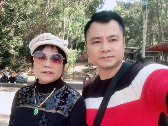 NSND Tự Long đăng loạt ảnh hiếm bên mẹ ruột vừa tròn 72 tuổi NSND Tu Long dang loat anh hiem ben me ruot vua tron 72 tuoi
