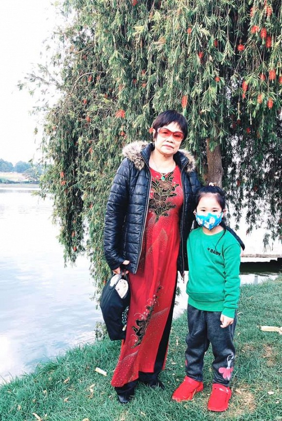 NSND Tự Long từng chia sẻ về người mẹ tảo tần, vất vả khuya sớm hơn 50 năm sống cùng bố anh là NSƯT Vũ Tự Lẫm.