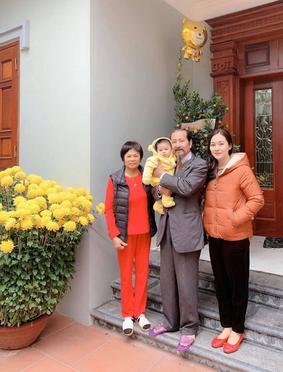 Dưới bài đăng nhiều nghệ sĩ như Vân Dung, Trà My, đạo diễn Trần Lực gửi lời chúc mừng sinh nhật tới mẹ của Tự Long.