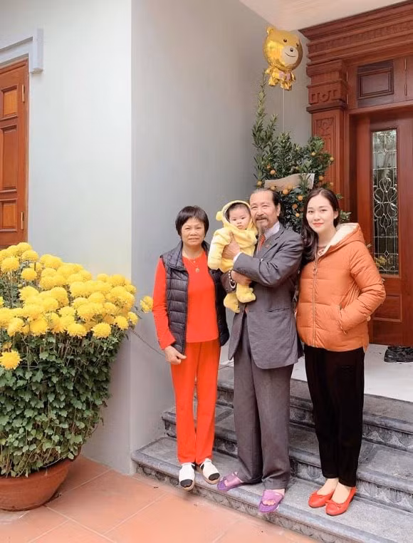 Dưới bài đăng nhiều nghệ sĩ như Vân Dung, Trà My, đạo diễn Trần Lực gửi lời chúc mừng sinh nhật tới mẹ của Tự Long.