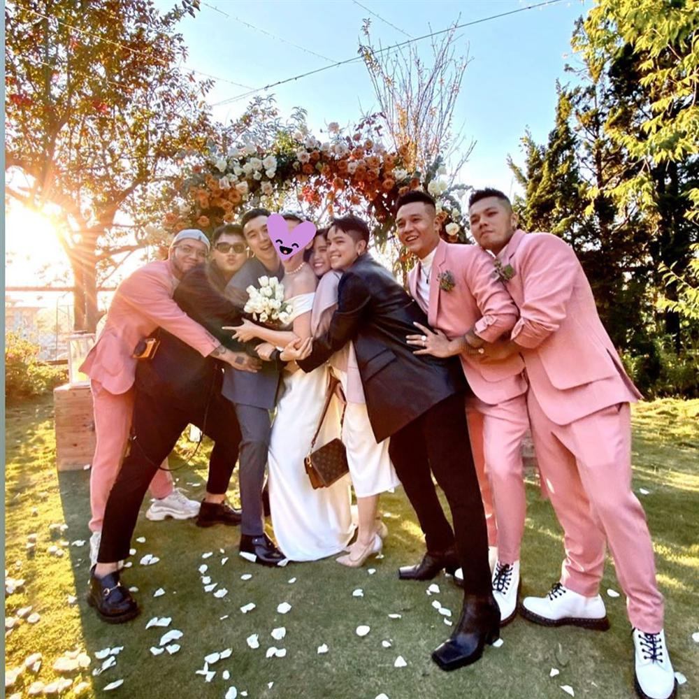 Cô dâu Tóc Tiên trong vòng tay bạn bè.