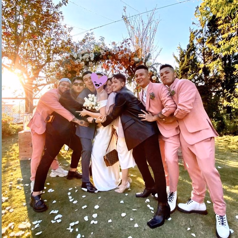 Cô dâu Tóc Tiên trong vòng tay bạn bè.