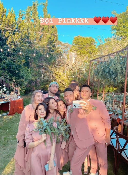 Đội quân áo hồng chụp hình nhí nhố ở đám cưới Tóc Tiên - Hoàng Touliver.