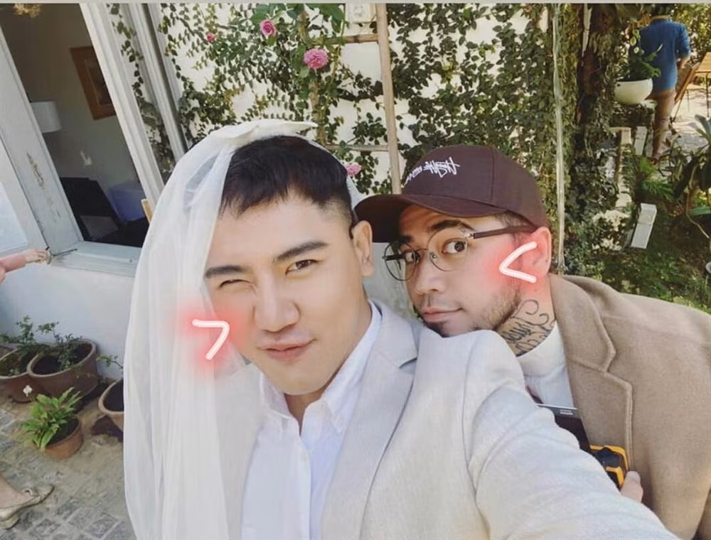 Khoảnh khắc vui nhộn của hai chàng trai.