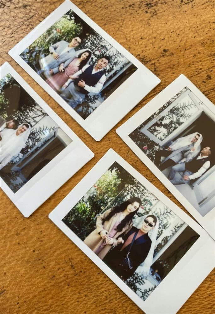 Hầu hết hình ảnh trong đám cưới Tóc Tiên được chụp và in ngay làm kỷ niệm.