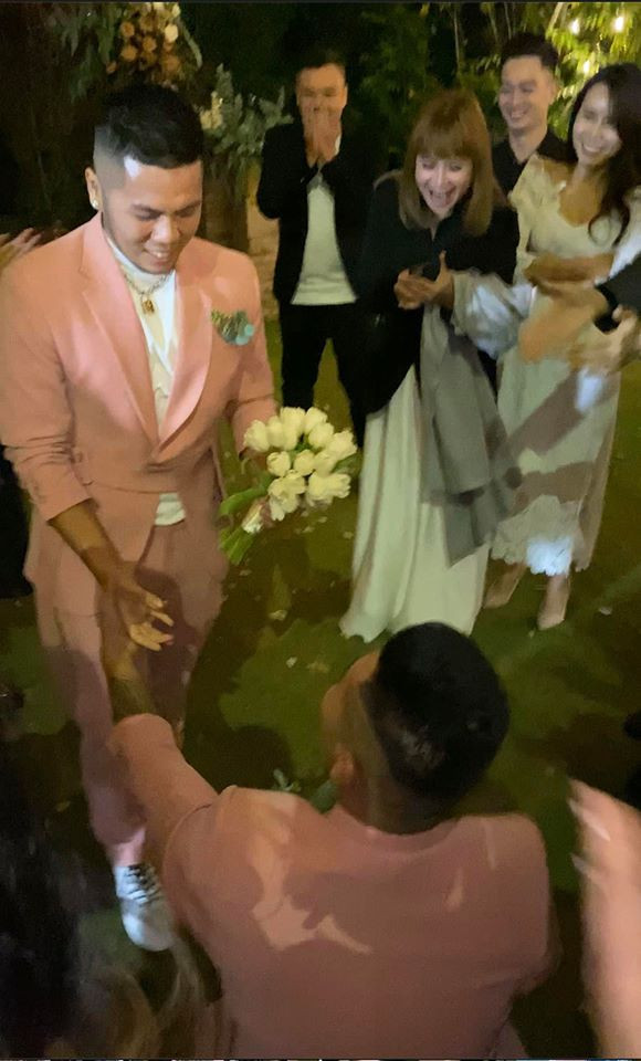 Hai chàng trai còn "cầu hôn" ngay trong tiệc cưới của Tóc Tiên và Hoàng Touliver, khiến nhạc sĩ Lưu Thiên Hương và vợ chồng Hồ Hoài Anh há hốc.