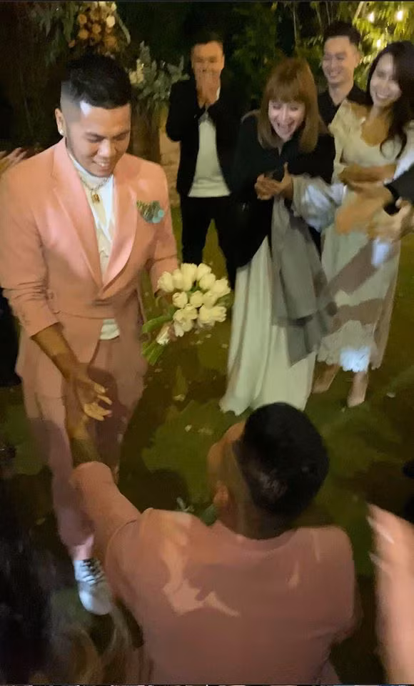 Hai chàng trai còn "cầu hôn" ngay trong tiệc cưới của Tóc Tiên và Hoàng Touliver, khiến nhạc sĩ Lưu Thiên Hương và vợ chồng Hồ Hoài Anh há hốc.