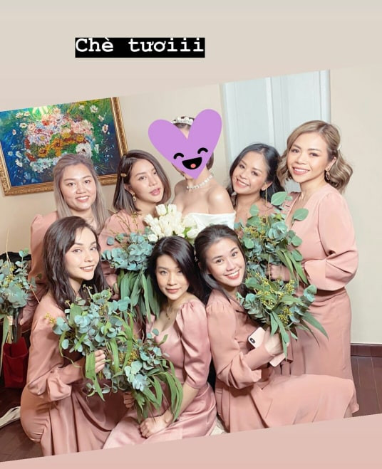 Bên cạnh nhân vật chính là cô dâu - chú rể thì khách mời cũng nhận được sự quan tâm đặc biệt. Được biết Tóc Tiên - Hoàng Touliver chỉ mời khoảng 50 người bạn thân thiết nhất đến chung vui cùng mình. Trong đó có nhiều ngôi sao làng nhạc, những hotgirl nổi tiếng mạng xã hội...