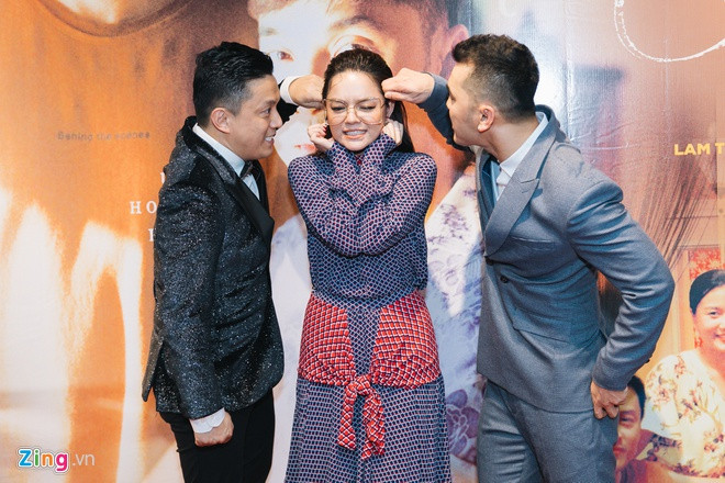 Ca khúc là một sáng tác của nhạc sĩ Hamlet Trương, được Phạm Quỳnh Anh dựng thành phim ngắn âm nhạc kể về một gia đình có ba anh em. Là hai người anh thân thiết của Phạm Quỳnh Anh, Lam Trường và Ưng Hoàng Phúc không chỉ kết hợp để thể hiện ca khúc mà còn tham gia diễn xuất trong MV.