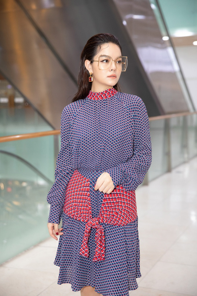 Nữ ca sĩ tiếp tục: “Thậm chí cha mẹ biết mình không ổn còn chẳng dám hỏi, bởi hỏi thì con cái lại cáu gắt. Qua phim ngắn này, tôi chỉ mong mỗi chúng ta sống chậm lại một chút để hiểu được gia đình luôn là điểm tựa vững chắc nhất. Hãy quay trở về nhà để kịp bữa cơm giao thừa và ở bên cạnh bố mẹ trong những ngày ý nghĩa nhất của một năm”.