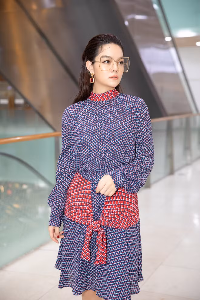 Nữ ca sĩ tiếp tục: “Thậm chí cha mẹ biết mình không ổn còn chẳng dám hỏi, bởi hỏi thì con cái lại cáu gắt. Qua phim ngắn này, tôi chỉ mong mỗi chúng ta sống chậm lại một chút để hiểu được gia đình luôn là điểm tựa vững chắc nhất. Hãy quay trở về nhà để kịp bữa cơm giao thừa và ở bên cạnh bố mẹ trong những ngày ý nghĩa nhất của một năm”.