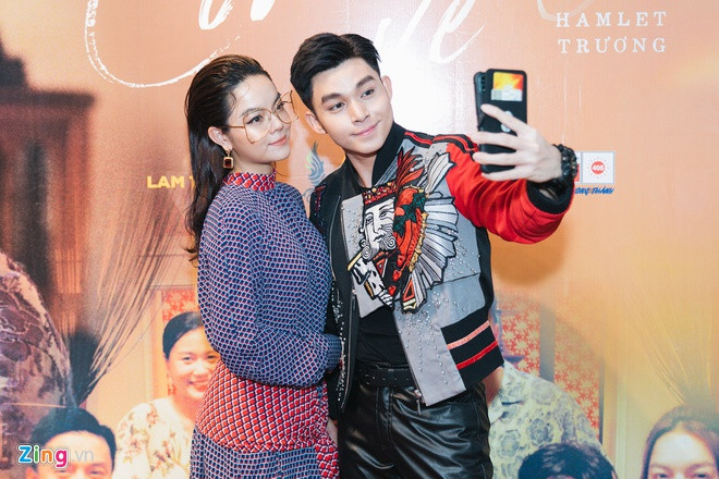 Jun Phạm hào hứng chụp ảnh cùng đàn chị Phạm Quỳnh Anh. Phạm Quỳnh Anh nói về cảm xúc những ngày sát Tết: “Đôi khi, trong cuộc sống bận rộn, chúng ta có thể vô tình không để ý đến tình yêu thương, sự quan tâm thầm lặng của những người thân yêu nhất dành cho mình. Mỗi dịp Tết đến, xuân về chính là cơ hội để chúng ta được đoàn tụ bên gia đình và nhận ra dù bản thân trở thành ai, dù thành công hay thất bại, gia đình vẫn dang rộng vòng tay đón chúng ta trở về”.