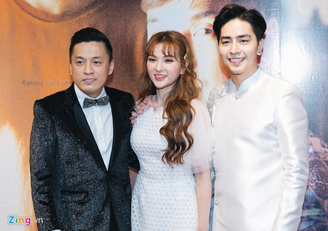 Sự kiện có sự tham gia của Lâm Vỹ Dạ, Liên Bỉnh Phát, Jun Phạm, Khả Ngân, vợ chồng ca sĩ Thu Thủy... Là một trong những đồng nghiệp thân thiết tới buổi họp báo để ủng hộ bộ ba Phạm Quỳnh Anh, Ưng Hoàng Phúc và Lam Trường, nữ ca sĩ Thu Thủy chia sẻ: “Tôi đã rưng rưng nước mắt sau khi xem MV vì nhớ đến ba mẹ của mình”.