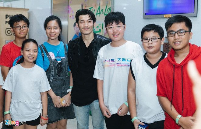 Liên Bỉnh Phát được các fan nhí nhận ra và xin chụp ảnh cùng. Nam diễn viên nổi tiếng hơn sau khi tham gia chương trình thực tế Chạy đi chờ chi.