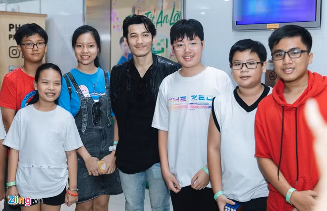 Liên Bỉnh Phát được các fan nhí nhận ra và xin chụp ảnh cùng. Nam diễn viên nổi tiếng hơn sau khi tham gia chương trình thực tế Chạy đi chờ chi.