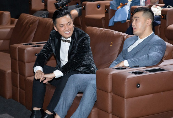 Đối với ca sĩ Ưng Hoàng Phúc, anh tâm sự MV gợi nhắc những kỷ niệm quý giá khi nam ca sĩ ở bên gia đình. “Từ khi tôi lớn lên và thành công, thời gian tôi dành cho ông bà ít đi rất nhiều so với lúc còn nhỏ. Một năm chỉ có 2, 3 ngày Tết để về quê, thậm chí có năm không về vì bận đi diễn. Bây giờ nghĩ lại tôi thấy rất tiếc khoảng thời gian đó. Nhờ những thước phim này, tôi nhận ra mình còn nhiều thiếu sót với gia đình và cần trân trọng thời gian ở bên người thân hơn”, anh nói.